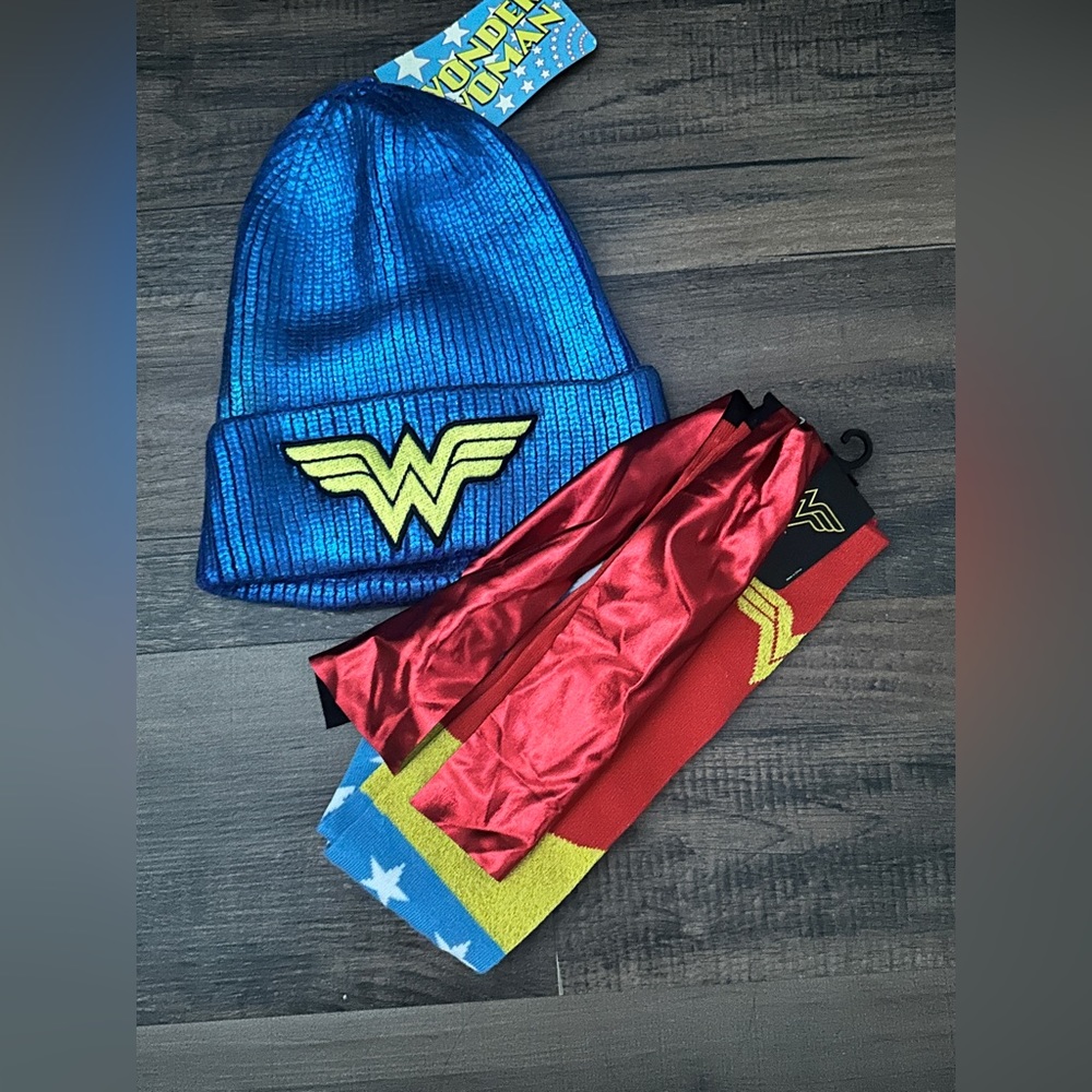 NEW Wonder Woman beanie + knee high socks